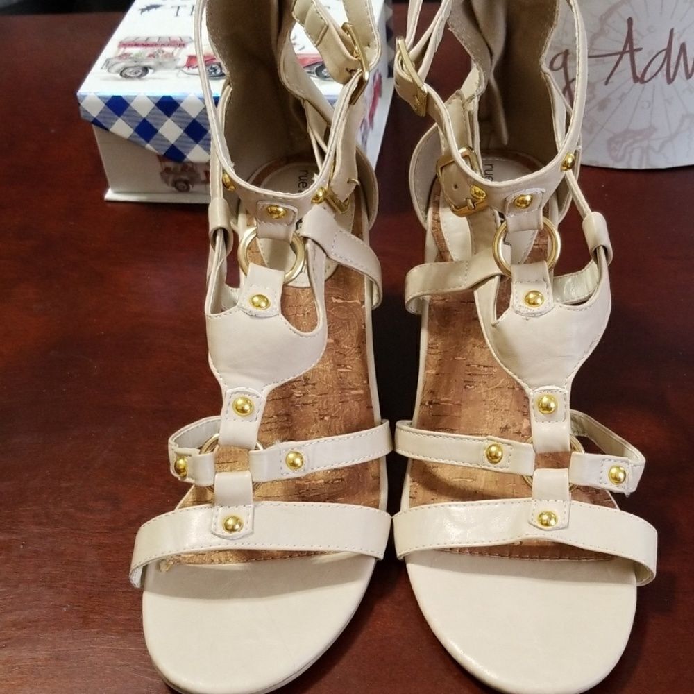 Shoes   - Picture 3 of 7